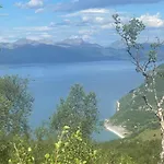 Sea View Near Senja The Yellow House Hébergement de vacances Brostadbotn
