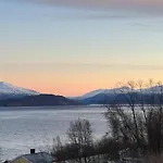 Sea View Near Senja The Yellow House Brostadbotn