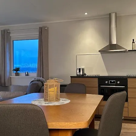 The Yellow House - Nordic Horn * Brostadbotn