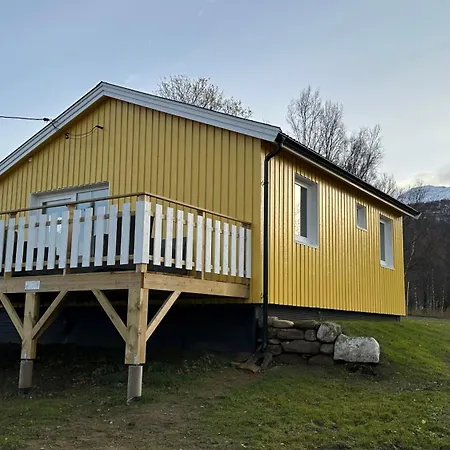 Sea View Near Senja The Yellow House 度假居 Brostadbotn