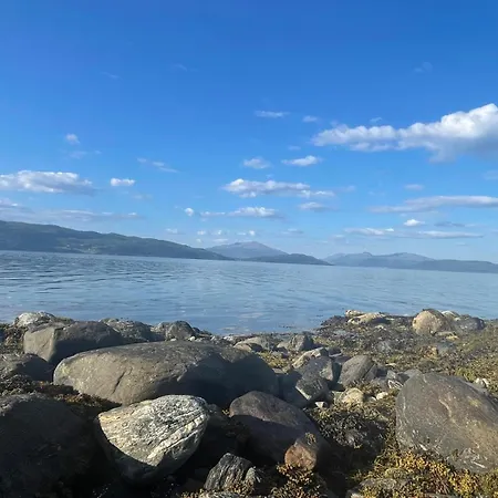 Sea View Near Senja The Yellow House Дом отдыха *
