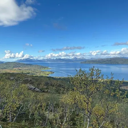 Sea View Near Senja The Yellow House Brostadbotn