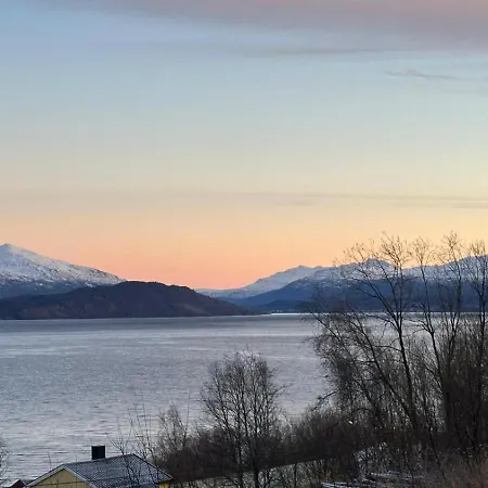 Sea View Near Senja The Yellow House Brostadbotn