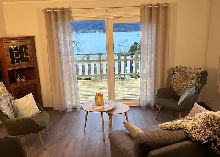 Vakantiehuis Sea View Near Senja The Yellow House