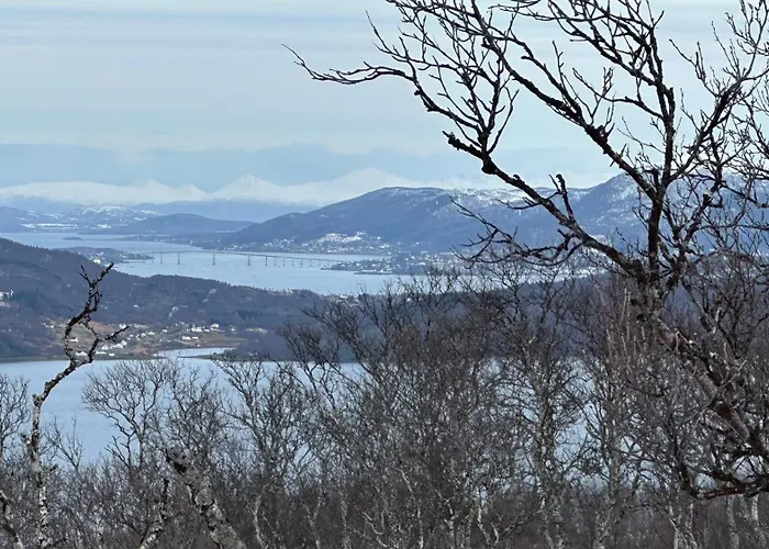 Sea View Near Senja The Yellow House Vakantiehuis *