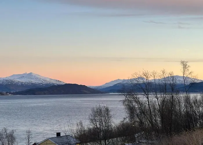 Sea View Near Senja The Yellow House Brostadbotn